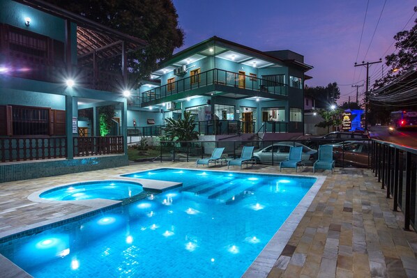 Fachada da propriedade à noite