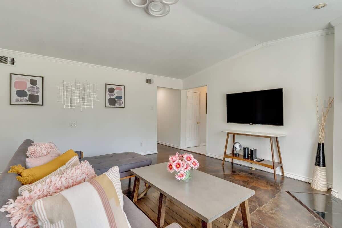 Televisión, chimenea y oficina 