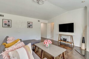 Télévision, cheminée, espaces bureaux