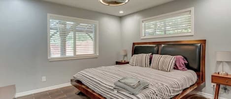 5 habitaciones, tabla de planchar con plancha, cuna de viaje y wifi