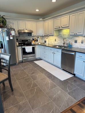 Fridge, oven, stovetop, dishwasher