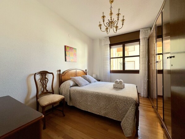 3 chambres, fer et planche à repasser, draps fournis