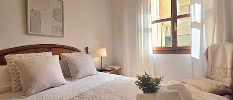 3 chambres, fer et planche Ă repasser, literie fournie