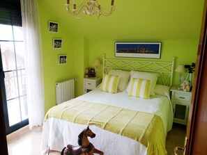 3 bedrooms, iron/ironing board, bed sheets