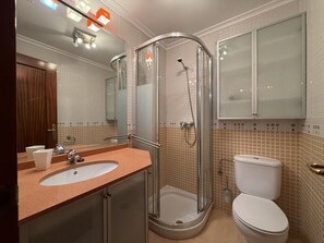 Baignoire, séchoir à cheveux, serviettes fournies