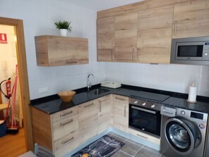 Kjøleskap, mikrobølgeovn, ovn og kokeplater