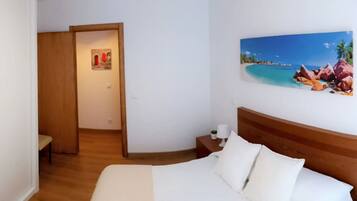 2 bedrooms, iron/ironing board, bed sheets