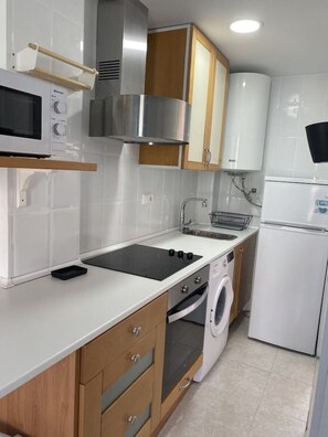 Refrigerador, microondas, parrilla de estufa y cafetera y tetera 