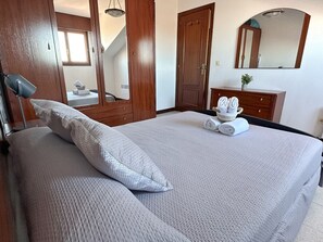 2 bedrooms, iron/ironing board, bed sheets