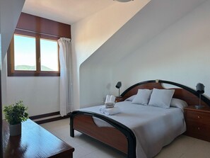 2 bedrooms, iron/ironing board, bed sheets