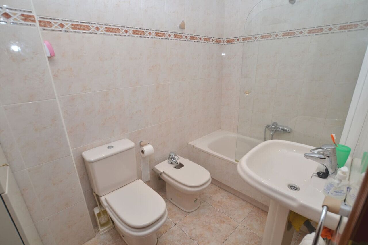 Bañera, secador de pelo y toallas