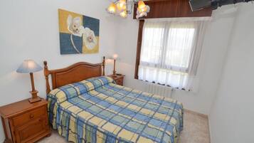 2 bedrooms, iron/ironing board, bed sheets