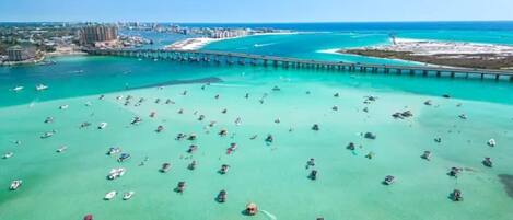 Playa en los alrededores y toallas de playa