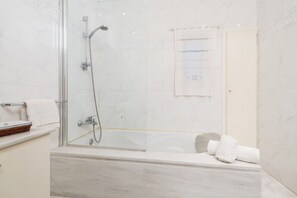 Baignoire, serviettes fournies