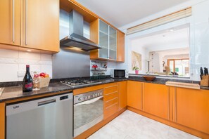 Een koelkast, een microgolfoven, een oven, een vaatwasser