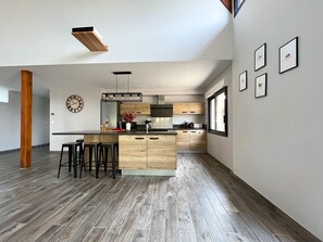 Frigorífico, microondas, horno y placa de cocina