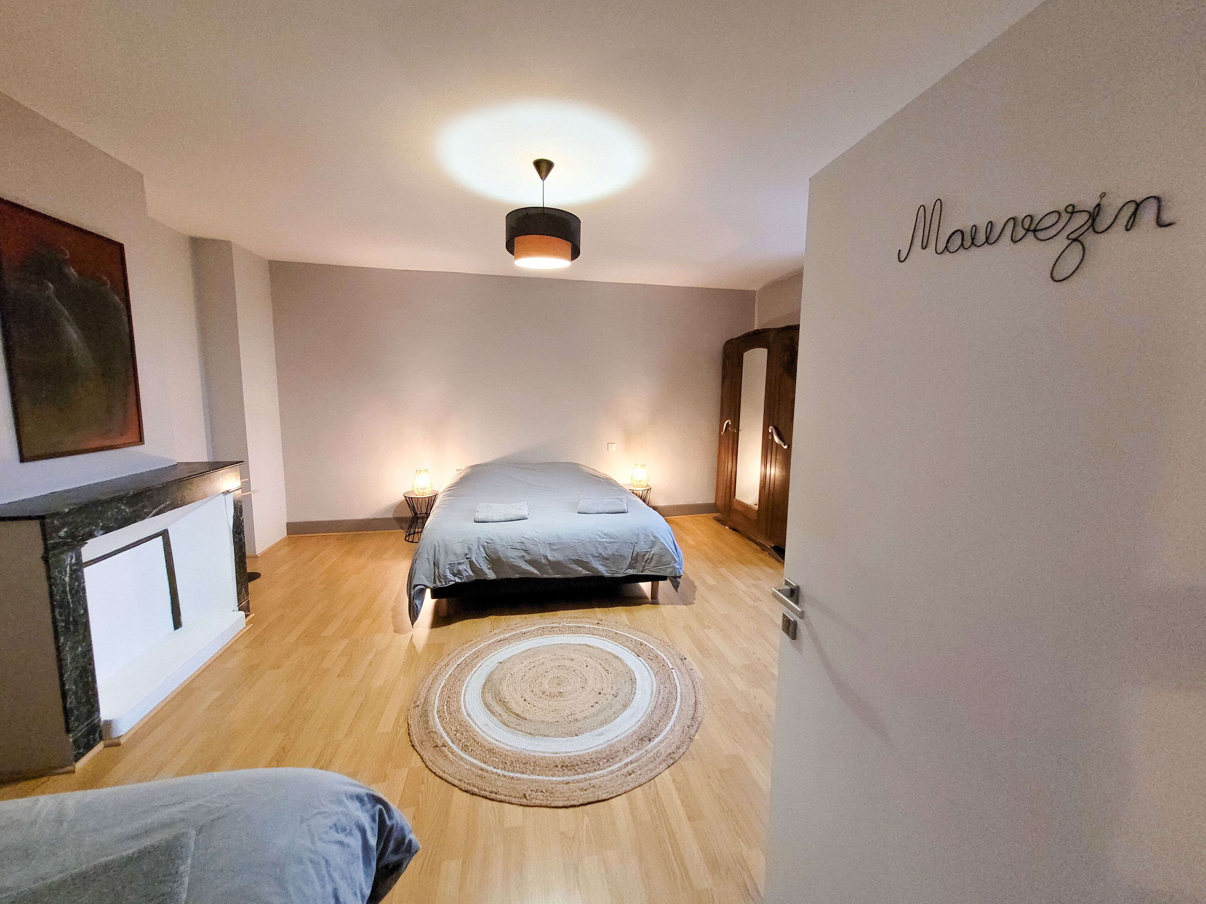 6 bedrooms, desk, iron/ironing board, travel cot