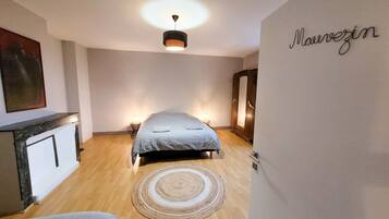 6 bedrooms, desk, iron/ironing board, travel cot