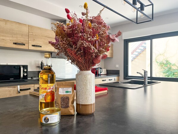 Frigorífico, microondas, horno y placa de cocina