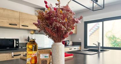 Rural family retreat - heated pool & kid friendly