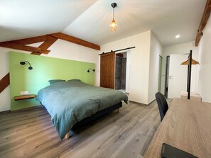 6 Schlafzimmer, Schreibtisch, Bügeleisen/Bügelbrett, Reisekinderbett