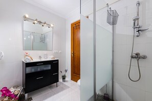 Shower, hair dryer, towels