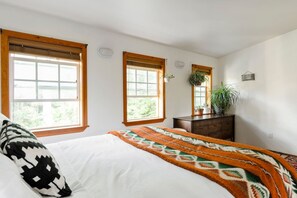 1 bedroom, desk, iron/ironing board, free WiFi - Fern Gully | Coastal Bohemian Loft at Beach (Ucluelet)