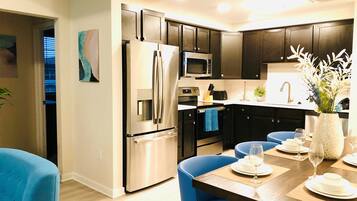 冰箱、微波炉、烤箱、炉灶