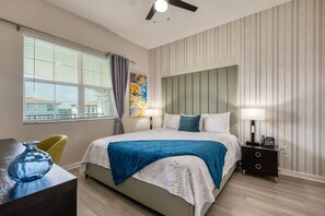 3 habitaciones, escritorio y tabla de planchar con plancha 
