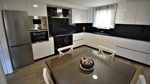 Kühlschrank, Mikrowelle, Ofen, Herdplatte