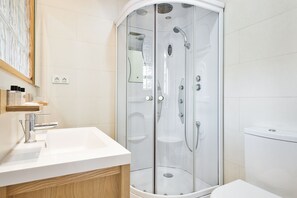 Shower, jetted bath, bidet, towels