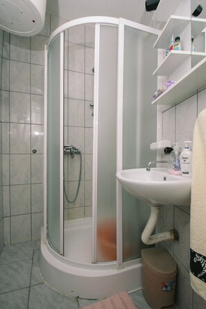 Apartment | Bathroom | Shower, hair dryer, towels - Modern apt in the Stone House in the Very Center (Kastela)