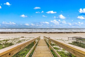 On the beach - Private Beach Walkover, Sunset Views & Room to Gather (Surfside Beach)