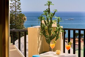 Property grounds - Sun all day double wide balcony with panoramic sea view (Marbella)