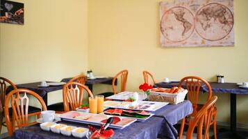 TĂ€gliches FrĂŒhstĂŒcksbuffet (12.50 EUR pro Person)