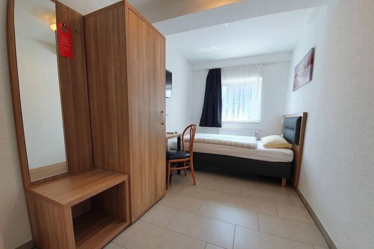Ropa de cama de alta calidad y caja de seguridad en la habitación 