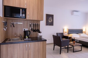 Deluxe Double Room | Premium bedding, in-room safe, desk, laptop workspace - Gap Hotel (Langwedel)