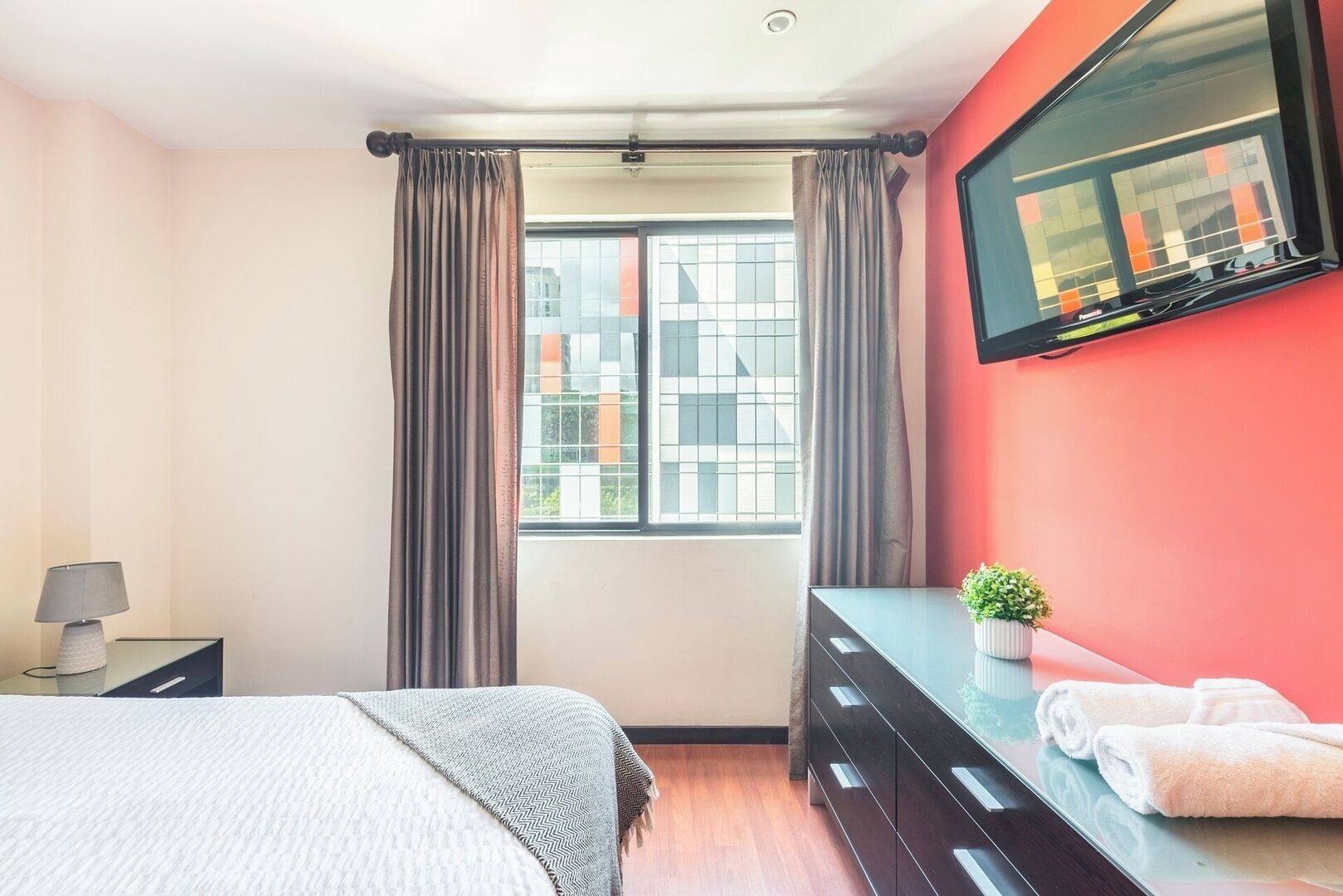 2 habitaciones, tabla de planchar con plancha y wifi gratis 