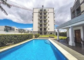 Una piscina al aire libre