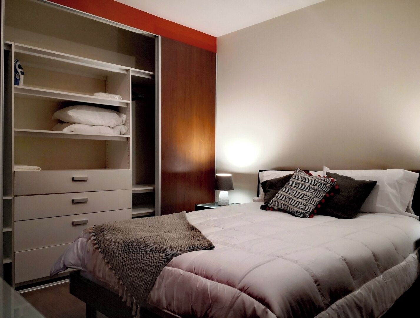 2 habitaciones, tabla de planchar con plancha y wifi gratis 