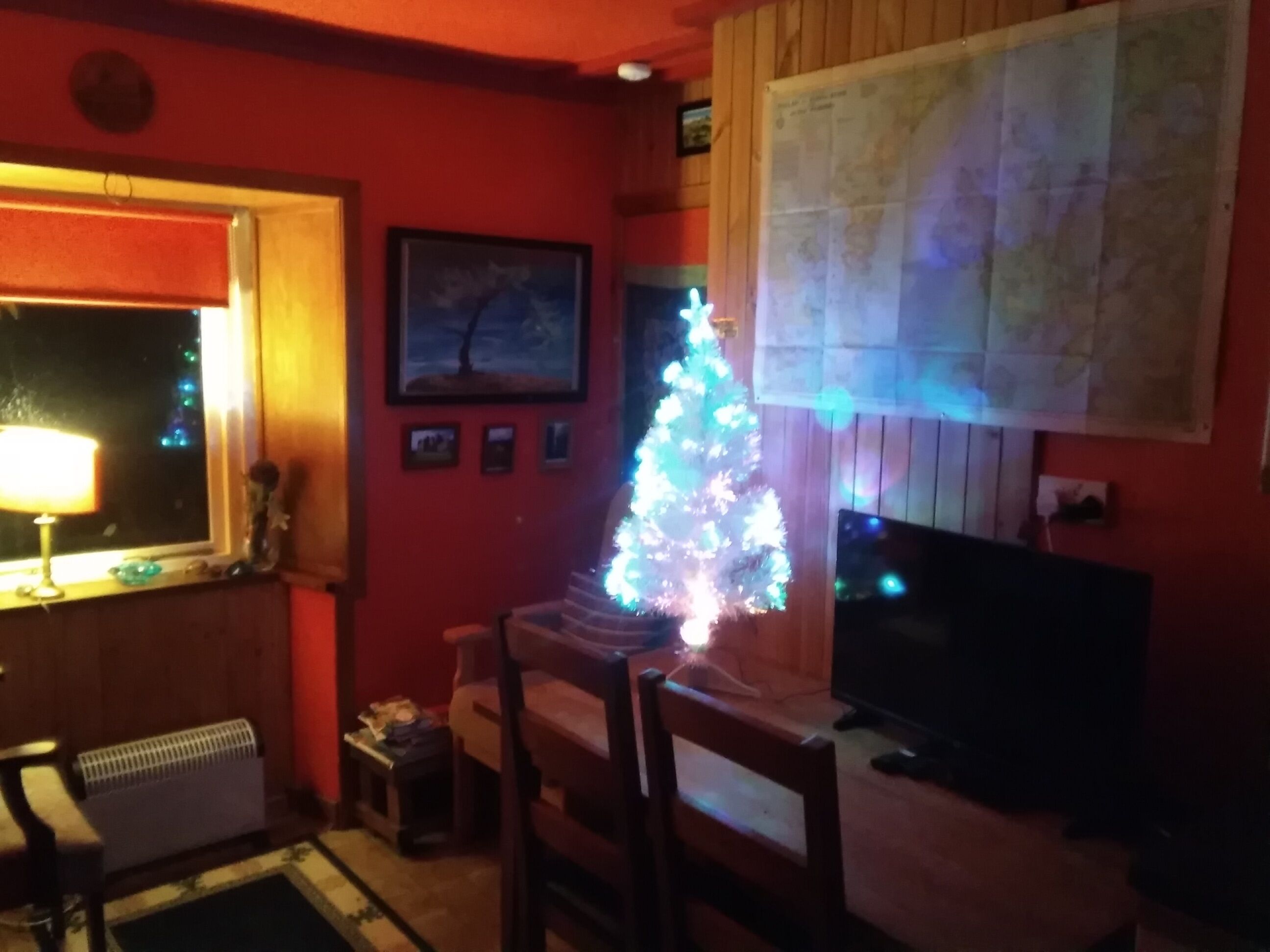 Televisio, kirjoja, musiikkikirjasto, stereot