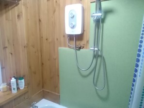 Ensemble douche/baignoire, serviettes fournies, savon, shampoing