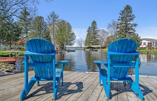Charming with Modern Amenities, 3 brdms Waterfront, Flexible Rentals