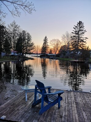 Property grounds - Charming with Modern Amenities, 3 brdms Waterfront, Flexible Rentals (Kawartha Lakes)