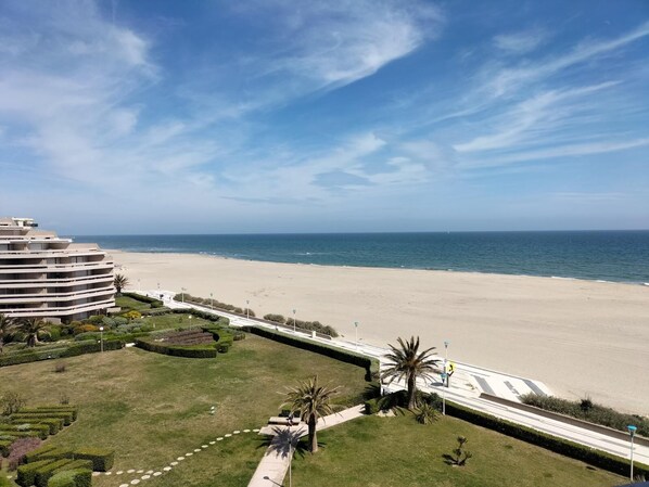 Un hôtel situé en bord de mer, offrant une vue sur l’océan, doté d’un jardin aménagé et d’un sentier piétonnier.