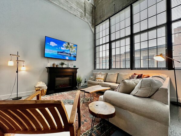 TV, fireplace