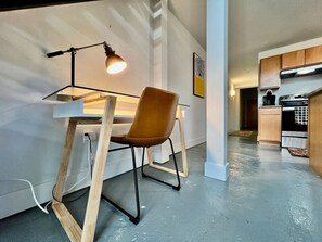 Een moderne keuken met houten kastjes en een roestvrijstalen afzuigkap.
