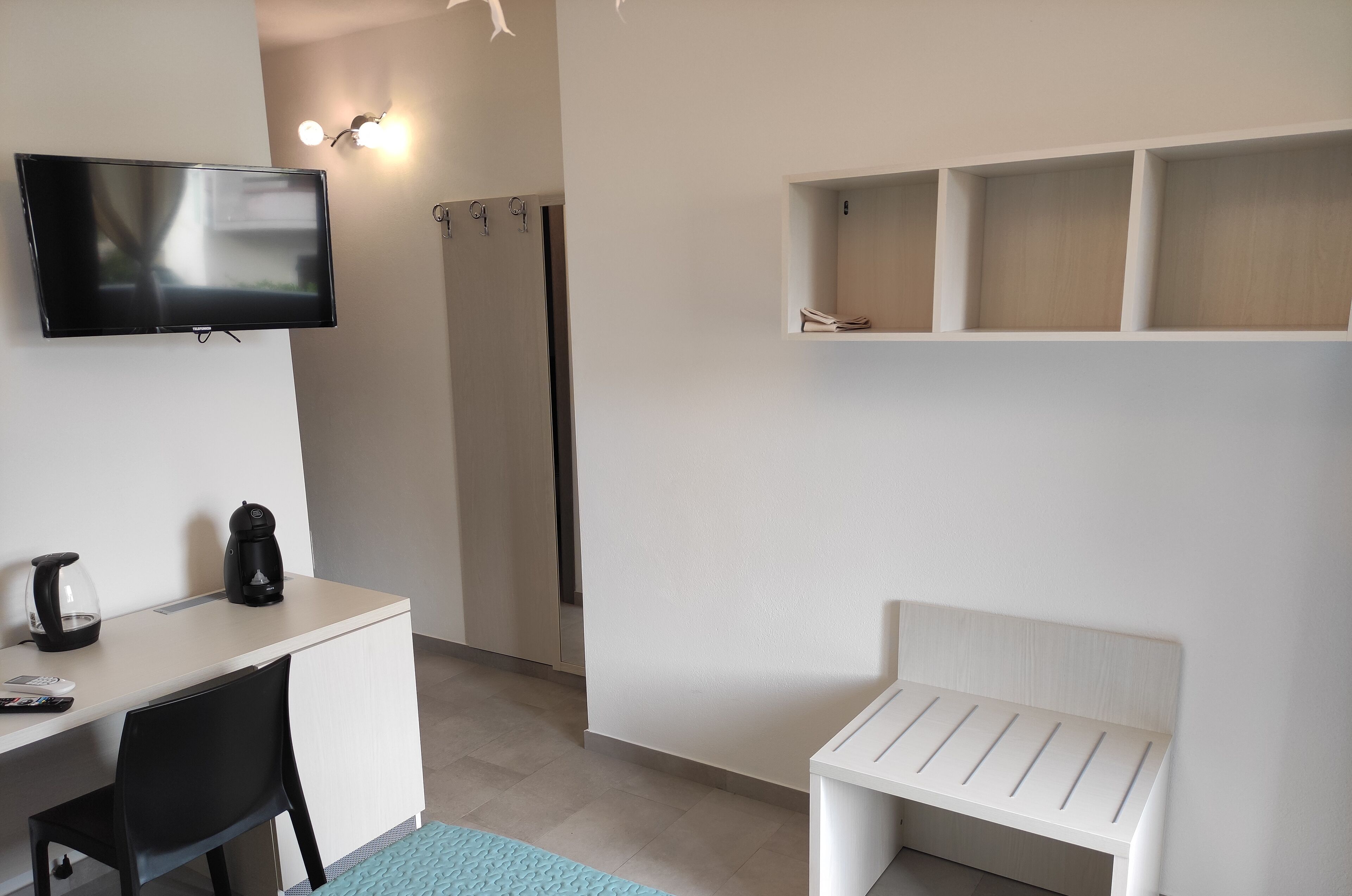 3 habitaciones, escritorio y tabla de planchar con plancha 