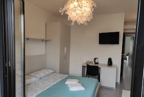 3 soverom, skrivebord, strykejern/-brett og reiseseng for barn