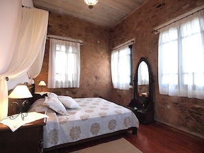 4 bedrooms, in-room safe, iron/ironing board, travel cot